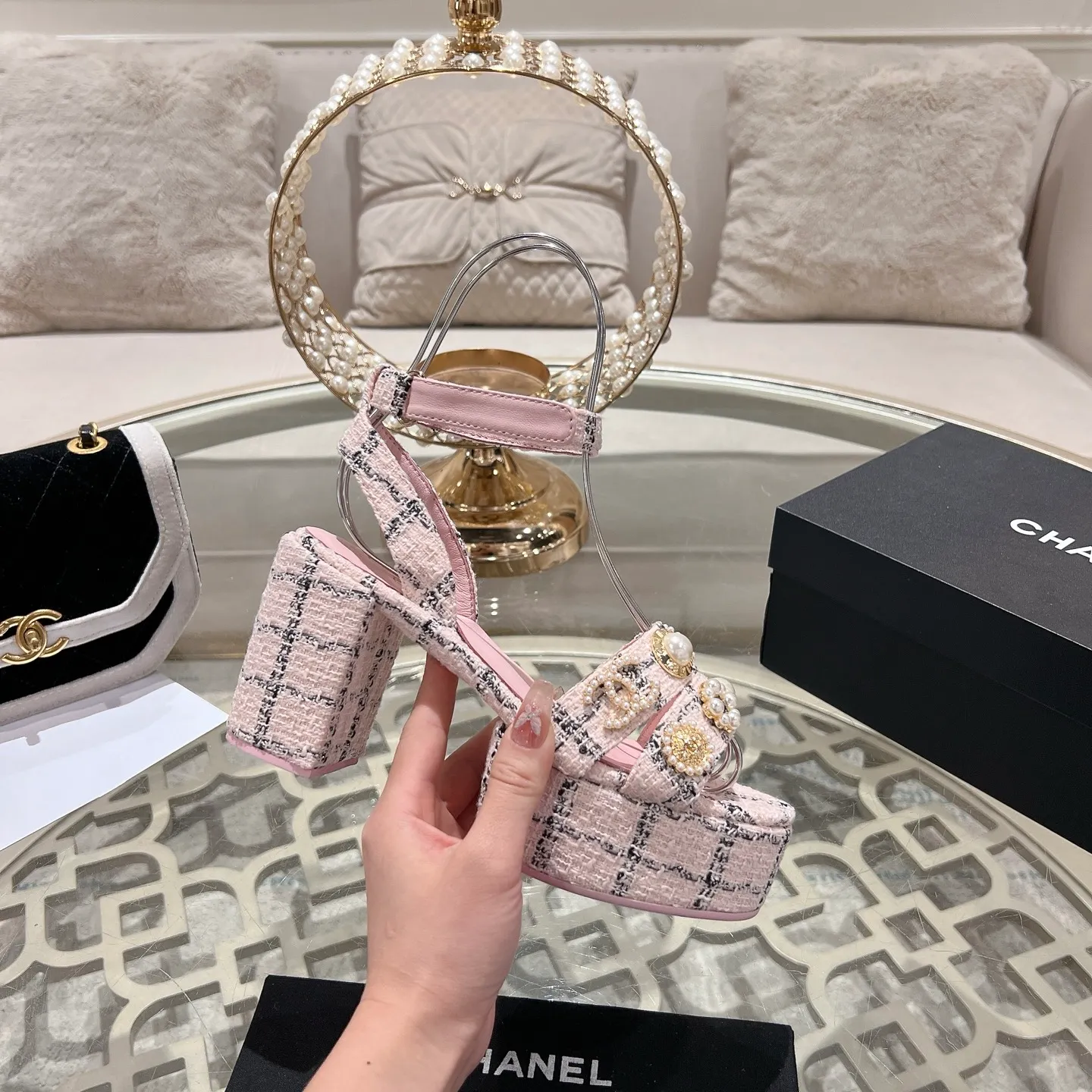 👟👟Ex-factory price 580👟👟 𝐂𝐇𝐀𝐍𝐄𝐋 | Xiaoxiang 25𝐬𝐬Spring and summer new products Counter classic catwalk models New series of high-heeled and waterproof platform sandals〰 A must-have in the fashion circle, the combination will interpret the meticulous, minimalist and classic elements that will never fade away It shows a unique dressing style that is too beautiful to say. A must-have for summer... Upper: Highly customized original specific fabrics. Lining: imported sheepskin lining. Outsole: original molded non-slip outsole. Heel height: 12cm. Waterproof platform: 2.5cm. Size: 35-39 (40.41.42 customization is not returnable)